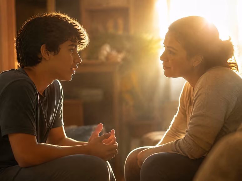 Mãe e filho adolescente conversando frente a frente