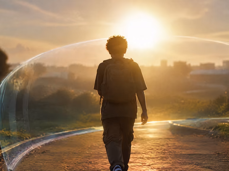 Adolescente caminhando protegido por uma cúpula de luz